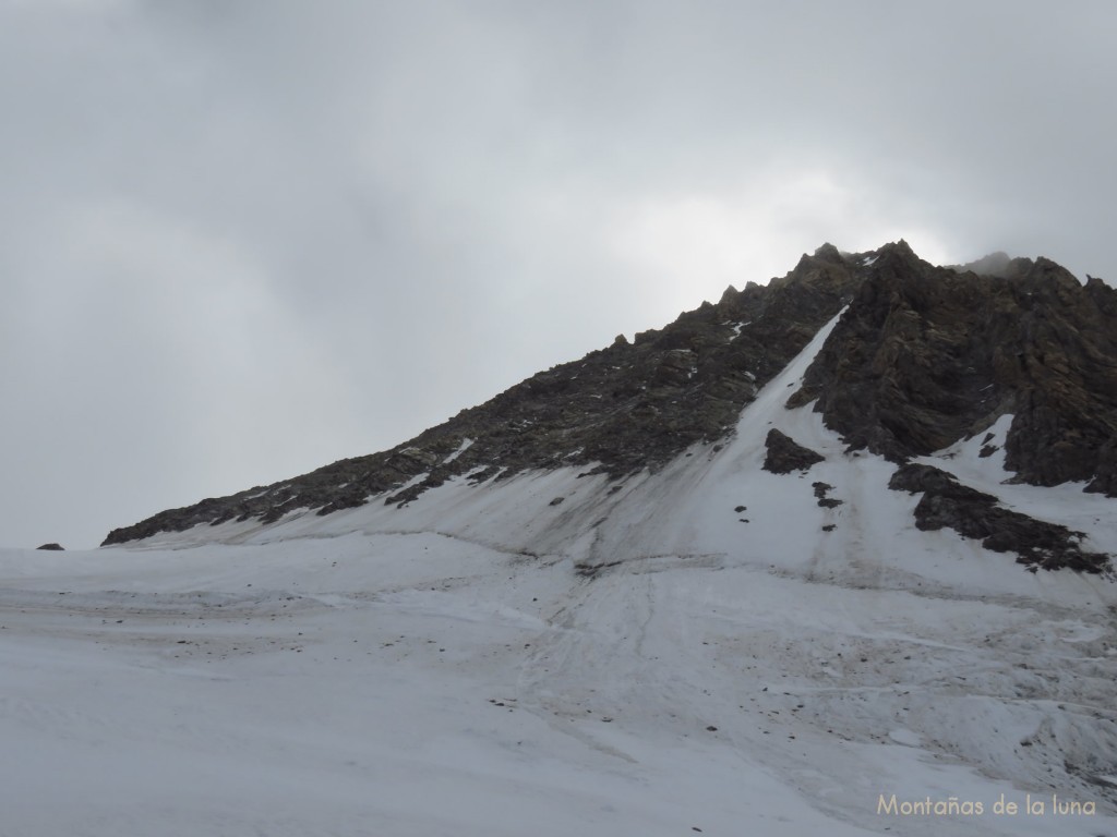 A la izquierda Hugisattel y la cresta de subida al pico